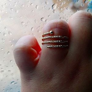 I am selling a gold ring💛